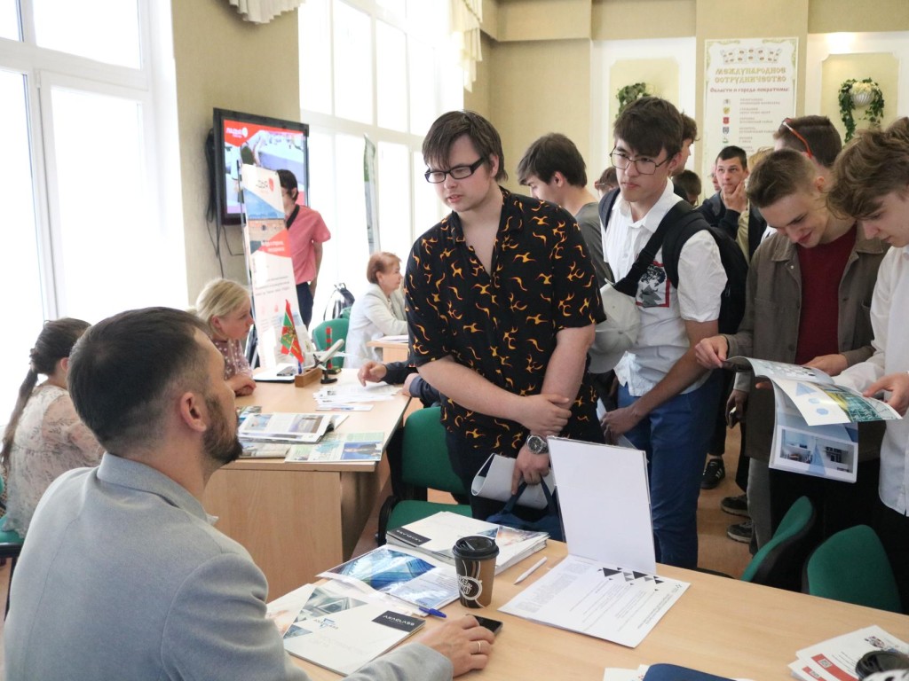 Вакансии и зарплата: в Черноголовке пройдет федеральная ярмарка  трудоустройства | REGIONS.RU / Черноголовка