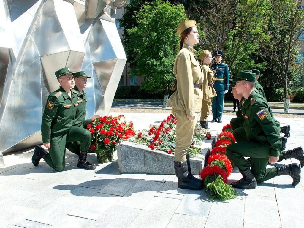 Свечи, гвоздики, вечная память: в Подольске прошли мемориальные мероприятия  | REGIONS.RU / Подольск