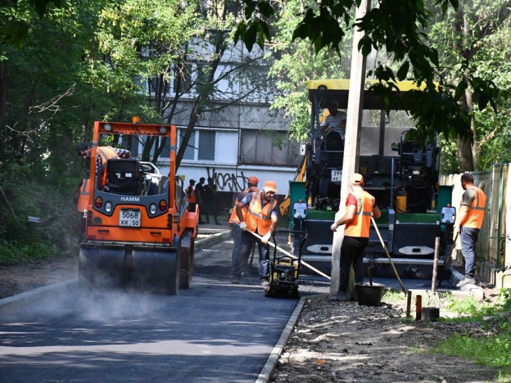 Дорожники расширяют тротуар на улице Строительной в Жуковском