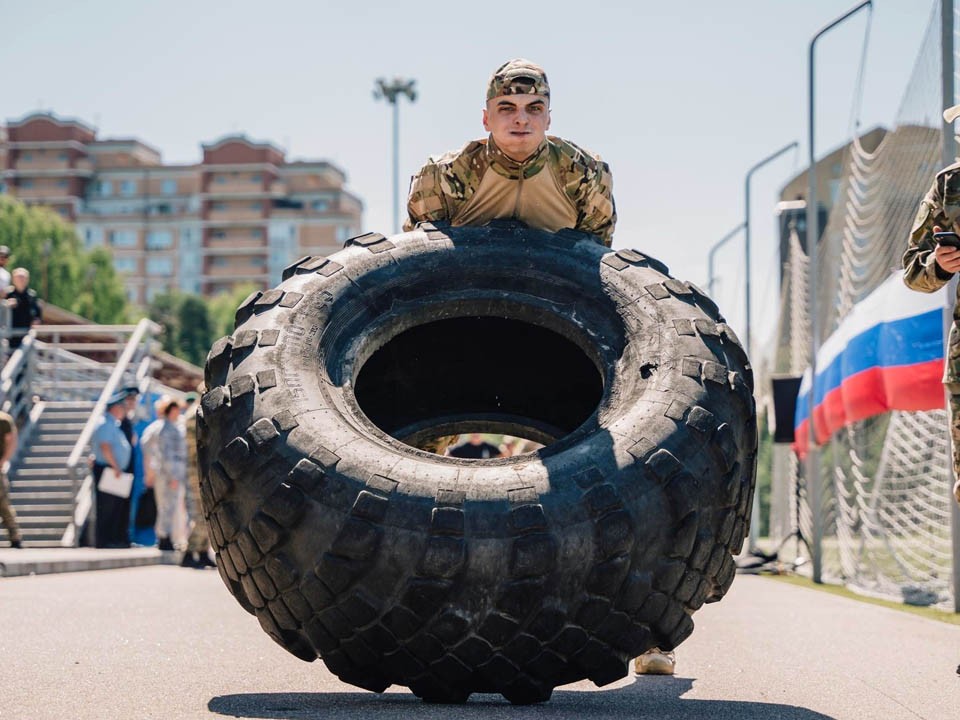 Участники турнира «Содружество спецназа» в Красногорске перетягивали микроавтобус и метали покрышки