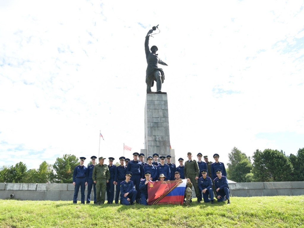 Всероссийская патриотическая эстафета в Дмитрове: возложение цветов,  встреча с ветераном и минута молчания | REGIONS.RU / Дмитров