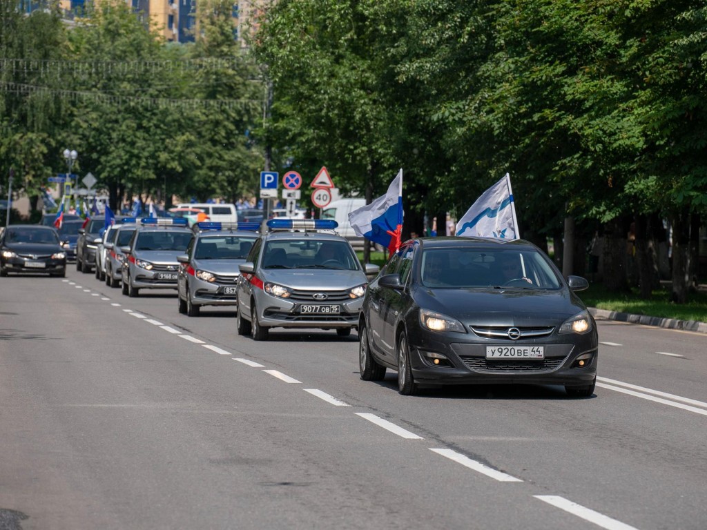 В честь Дня России колонна из 50 автомобилей прошла по улицам трех городов  | REGIONS.RU / Реутов