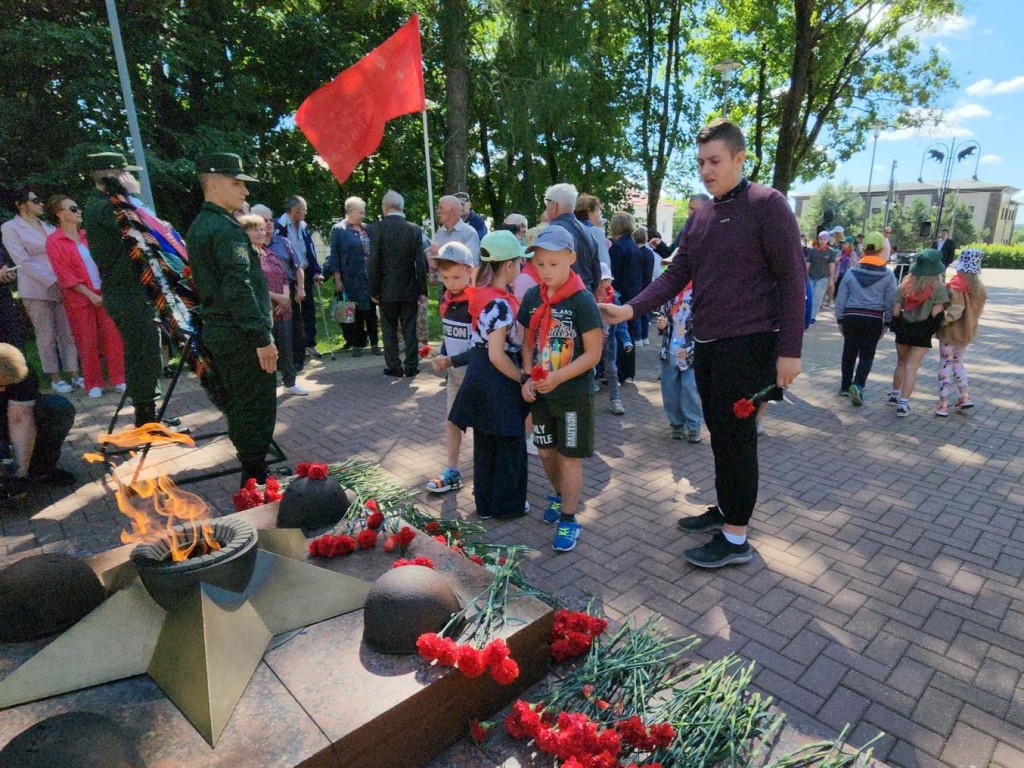 В Рузе возложили цветы к Вечному огню в честь Дня памяти и скорби |  REGIONS.RU / Руза