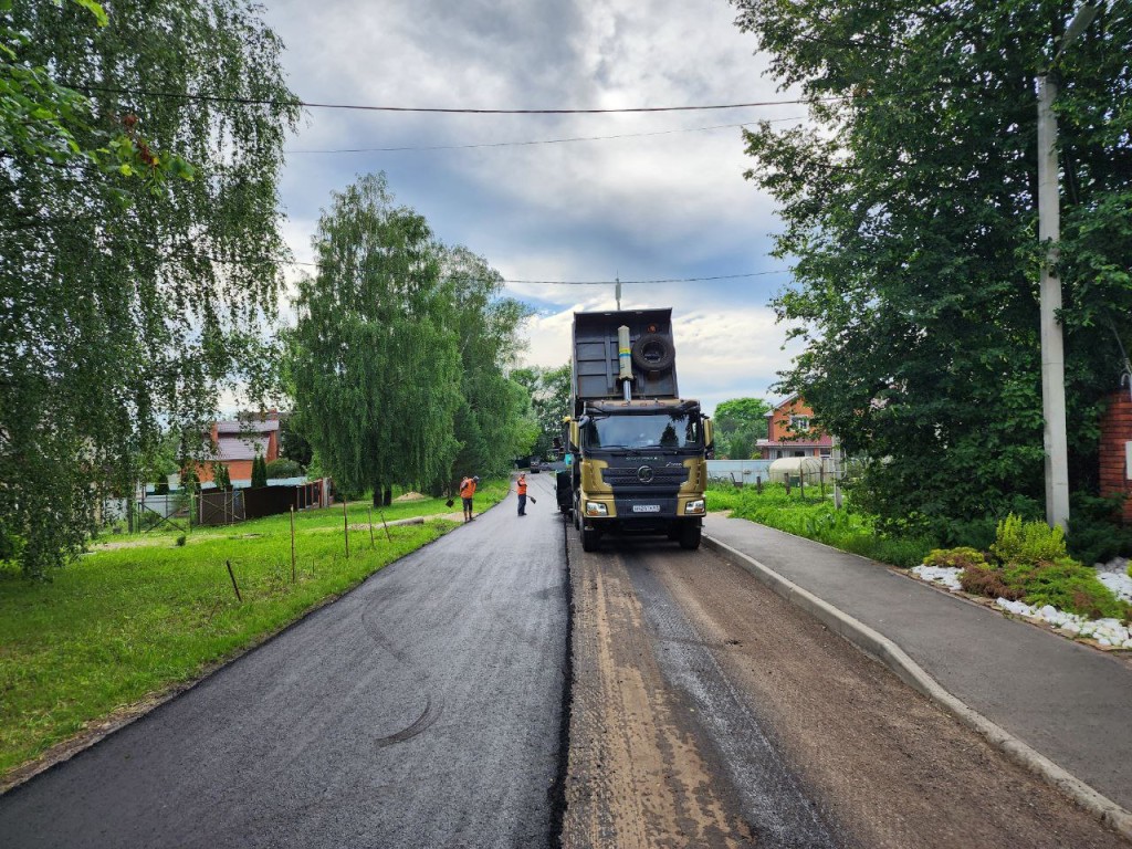 На улице Пушкарская Слобода в Волоколамске уложили новый асфальт |  REGIONS.RU / Волоколамск