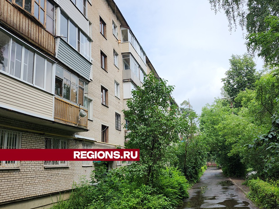 Кровлю жилого дома на западной стороне Пушкино приведут в порядок к середине августа