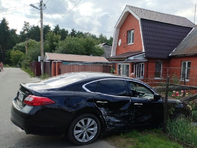 Иномарка влетела в огород частного дома в Воскресенске