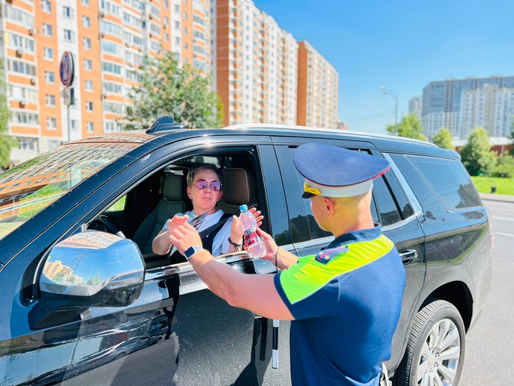 Бутилированную воду вручали водителям автоинспекторы в Одинцовском округе