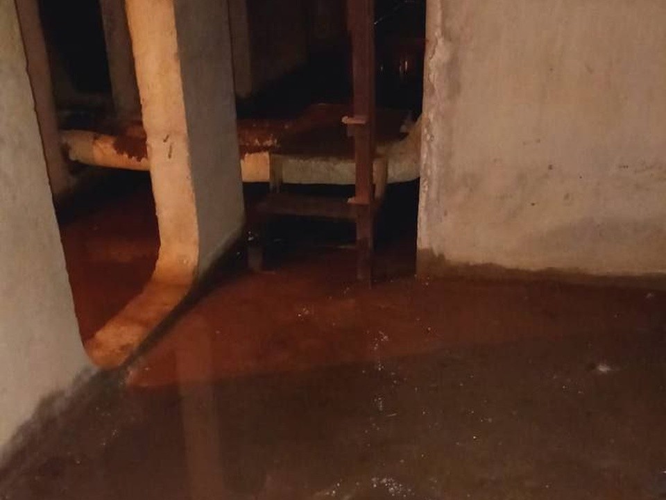 Управляющая компания приступила к откачке воды из подвала жилого дома в Химках на Нагорном шоссе, 1А