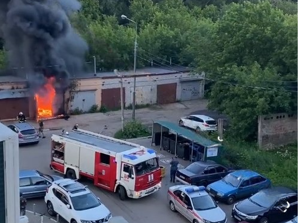 На улице Легостаева в Королеве загорелся гараж