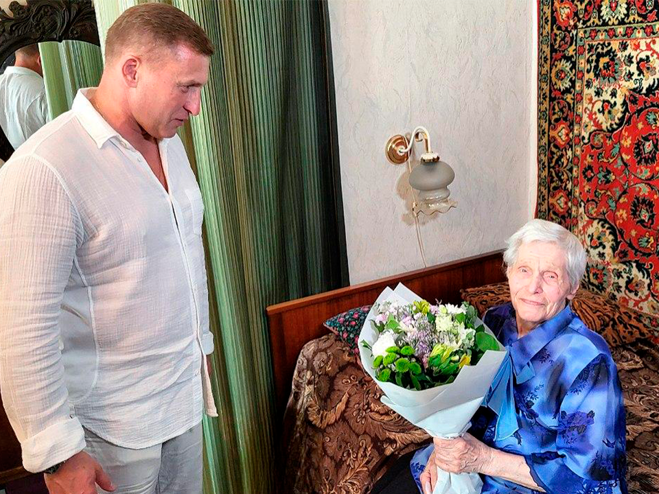Глава Долгопрудного поздравил с 95-летием труженицу тыла