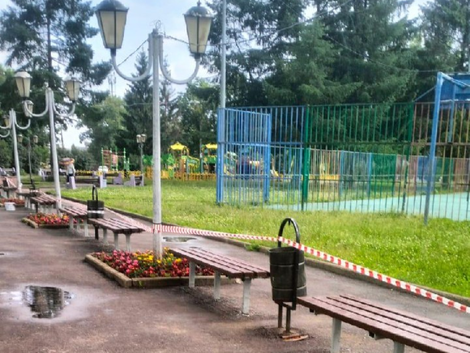 Коммунальщики отремонтировали и покрасили скамейки на Новом бульваре микрорайона Венюково