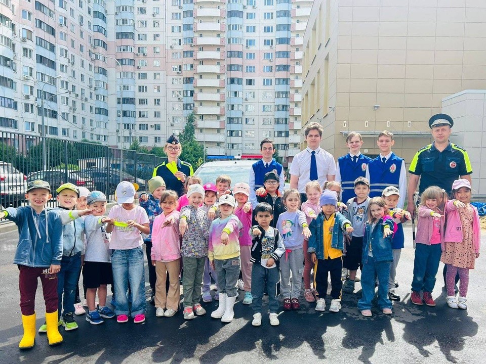 Автоинспекторы подарили светоотражающие браслеты ребятам в детсадах Одинцова