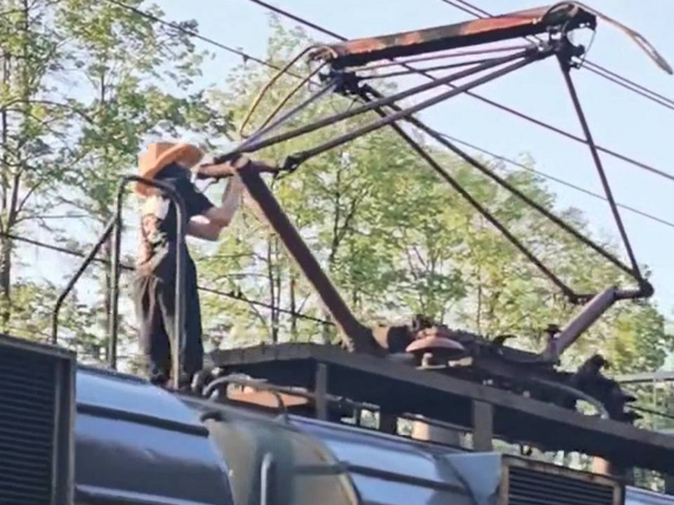 Зацепер едва не погиб от вспышки на крыше электрички в Перловке