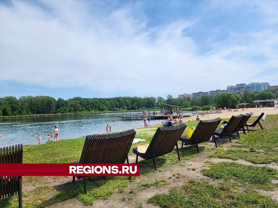 На озере Сенеж в Солнечногорске выделена зона детского купания и дежурят спасатели