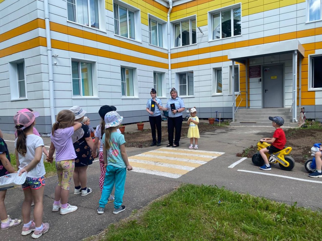 Полицейские в Протвино освежили в памяти детей правила перехода дороги