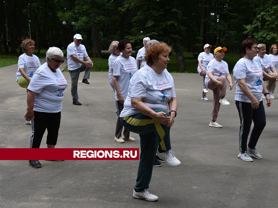 Мастер спорта по атлетике провела зарядку для долголетов Лотошина