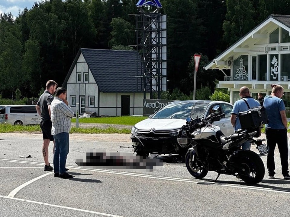 На Пятницком шоссе под Солнечногорском легковушка насмерть сбила байкера