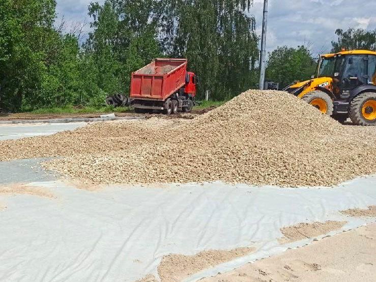 В поселке Елизаветино рабочие обустраивают спортивную площадку