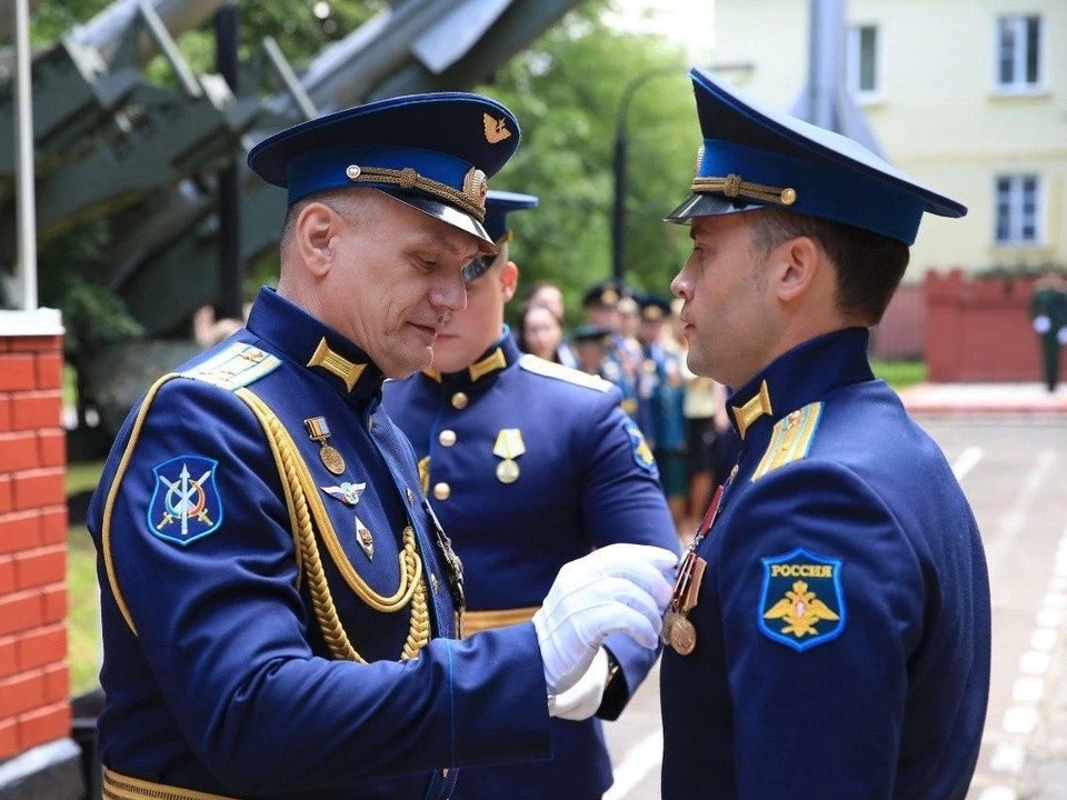 Бойцов воинской части ПВО торжественно наградили в Долгопрудном