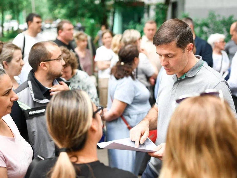 После выездной администрации глава Люберец проверил капитальный ремонт фасада дома на первом Панковском проезде