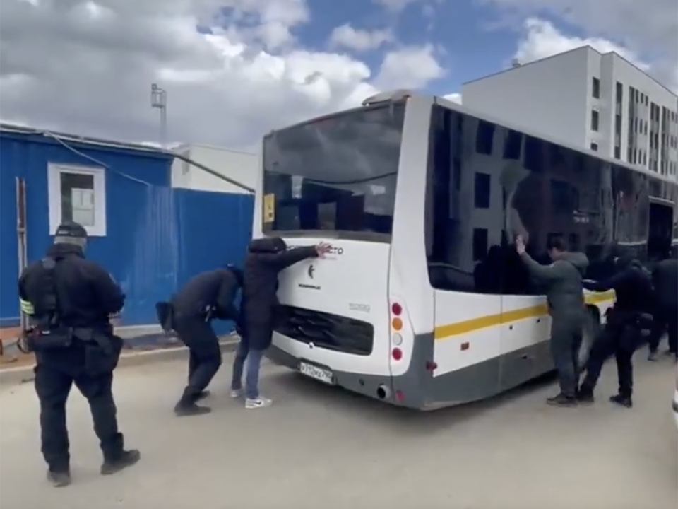 Полсотни нелегальных мигрантов выдворят из страны после полицейского рейда на стройке в Подольске