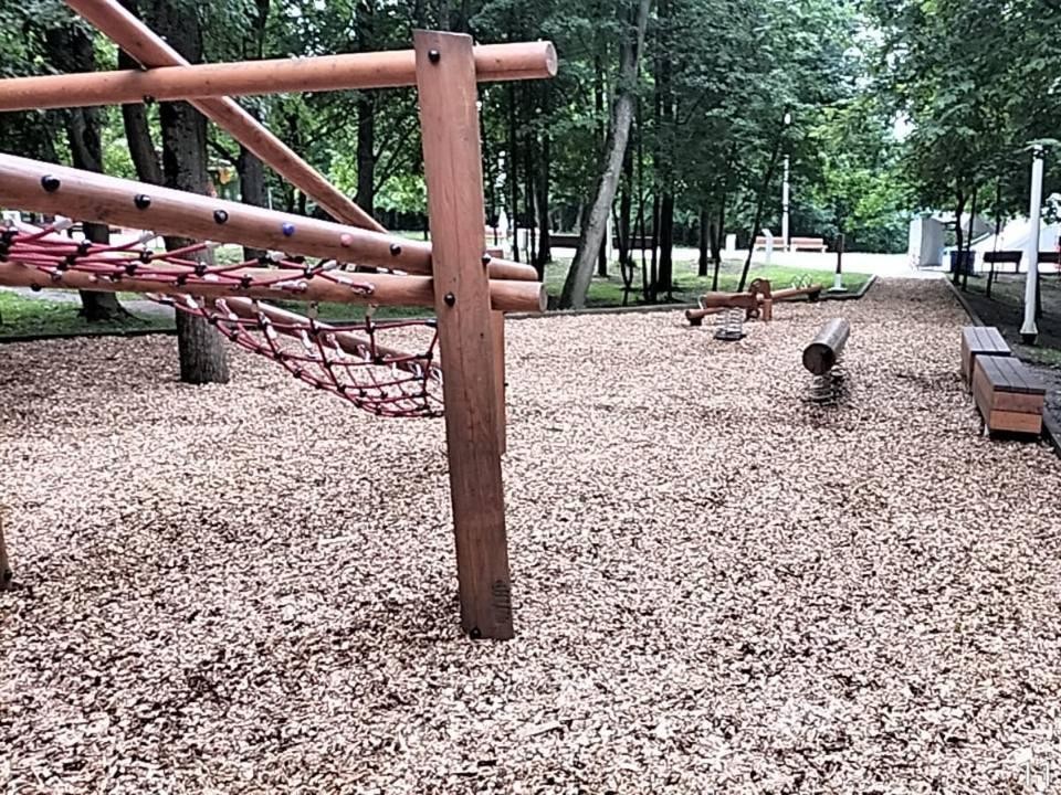 Покрытие на детской игровой площадке обновили в Центральном парке Истры