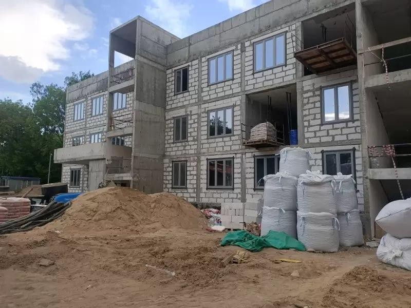 Строители начали устанавливать оконные блоки в новом детском саду в поселке Люберец