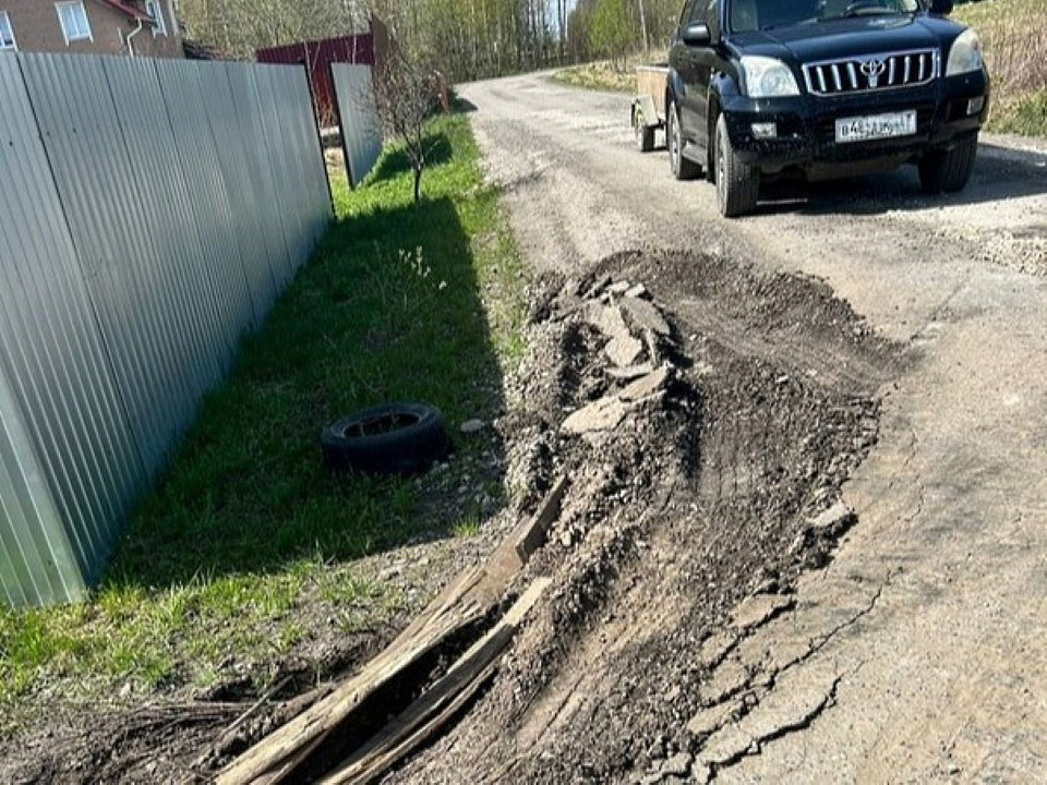 Дальнобойщики-большегрузы из-за ошибки в адресе застревают в частном секторе