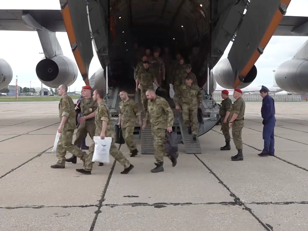 На аэродром в Щелкове прибыли 90 участников спецоперации, освобожденных из украинского плена