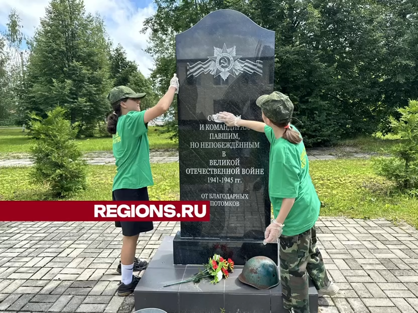 Активисты из школьного лесничества привели в порядок воинский мемориал в деревне Дор