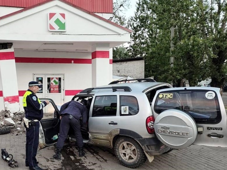 В Можайске спасатели вытащили из машины водителя, который попал в аварию и застрял в авто