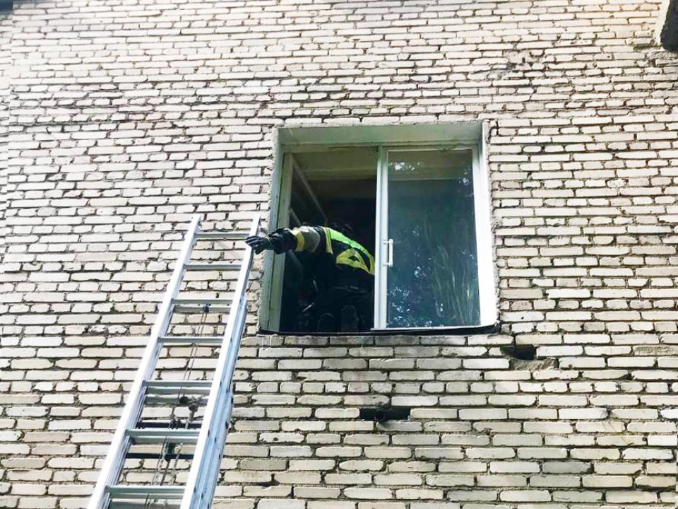 В Солнечногорске спасатели помогли пенсионеру, который несколько дней пролежал на полу без еды и воды