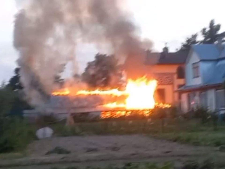 Горящая баня под Раменским попала на видео