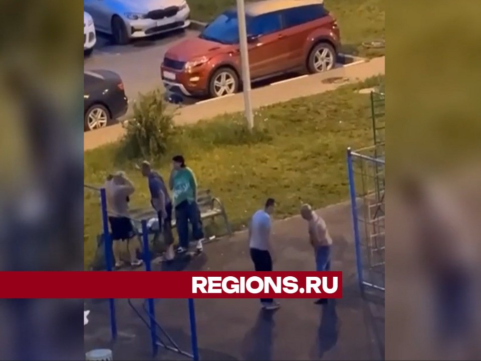 В Дзержинском на видео попал полуголый мужчина, устроивший драку на детской площадке