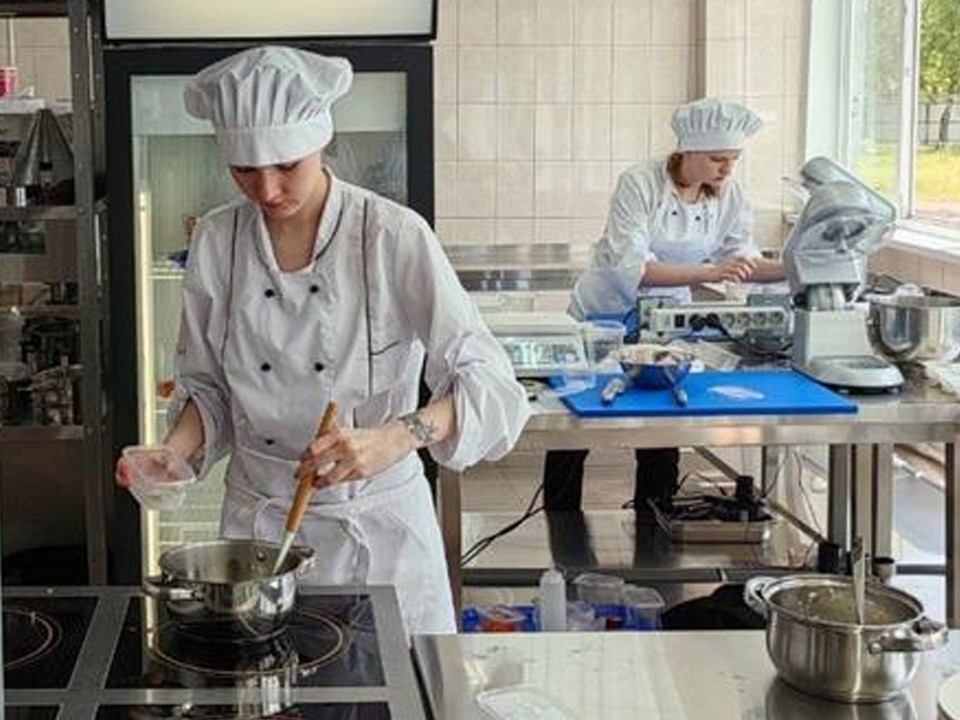 Студенты-повара Раменского колледжа оттачивают навыки на оборудовании современной лаборатории