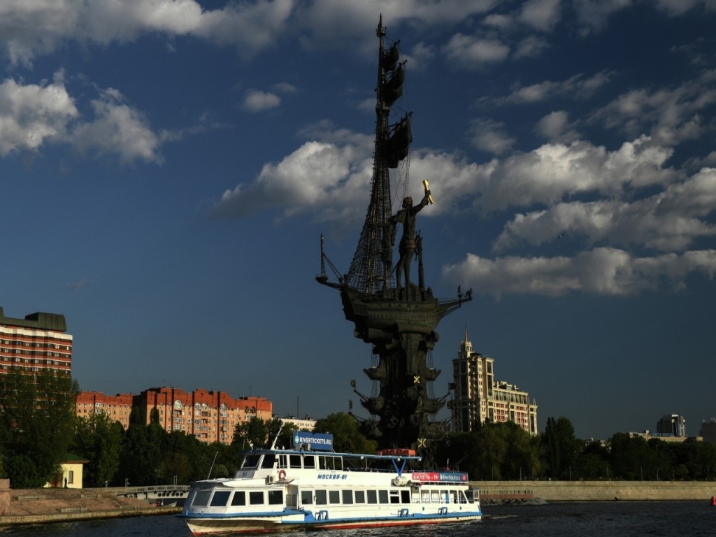 Полуобнаженный мужчина кинулся под иномарку и переплыл Москву-реку