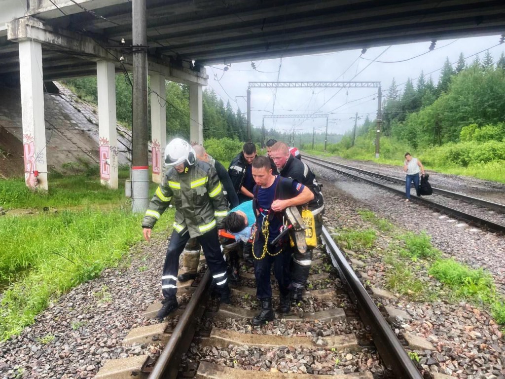 В деревне Жилино подросток сломал ногу после прыжка с самодельной тарзанки  | REGIONS.RU / Солнечногорск