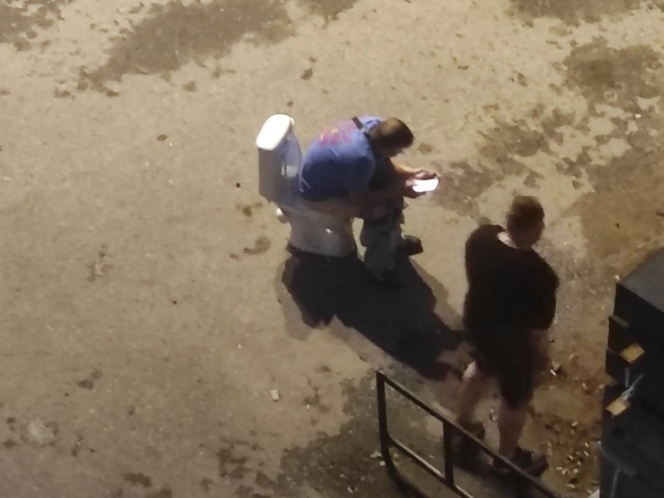 Улица — не туалет: во Фрязине молодой человек справлял нужду в унитаз, вынесенный на улицу