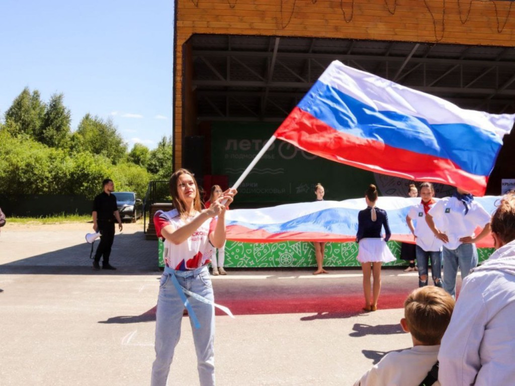 В День России в Талдомском округе развернут российский триколор
