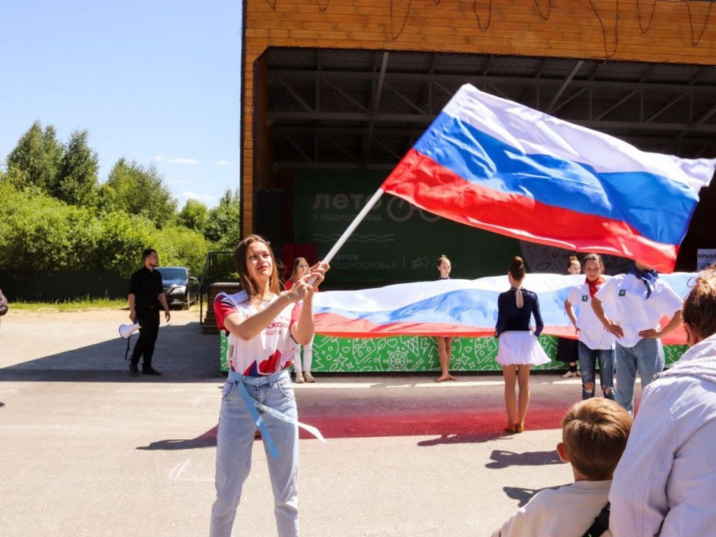 В День России в Талдомском округе развернут российский триколор |  REGIONS.RU / Талдом