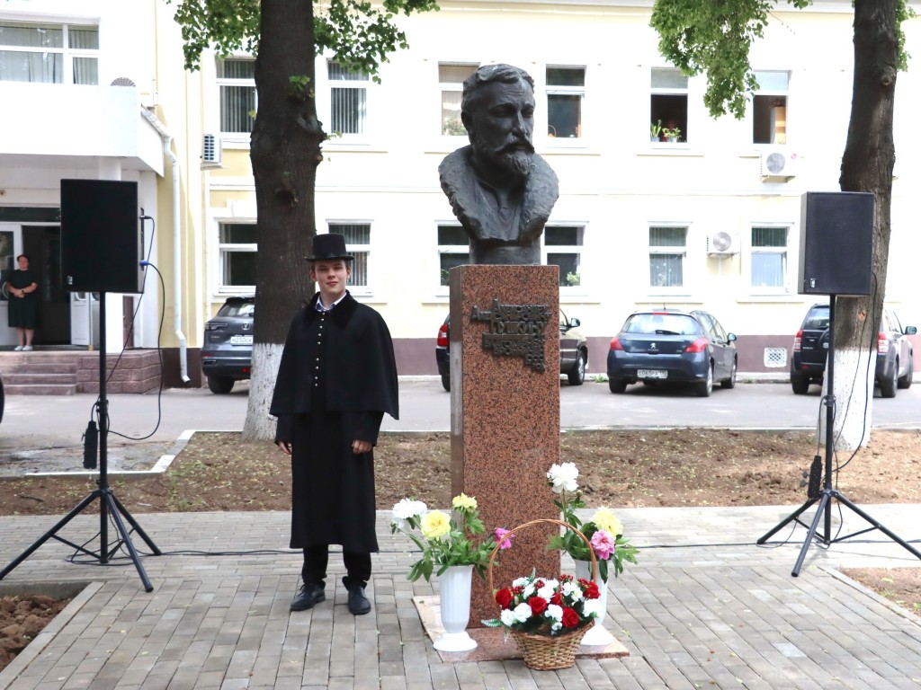 Бронничане поздравили Пушкина с юбилеем, возложив цветы к памятнику его внука