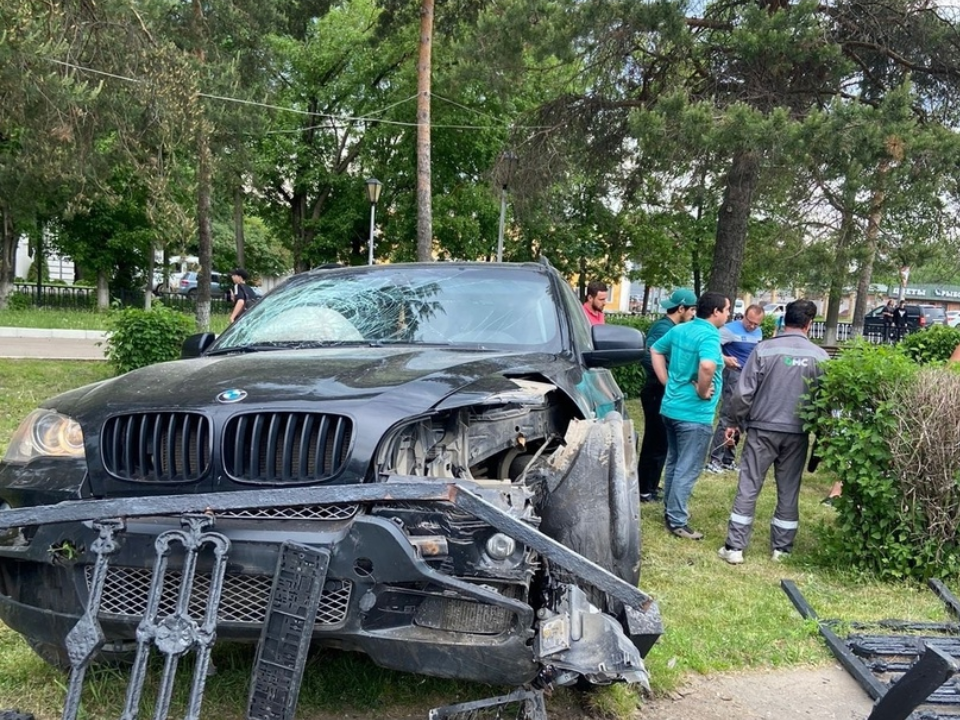 Водитель иномарки с внезапным приступом съехал с дороги в сквер в Чехове