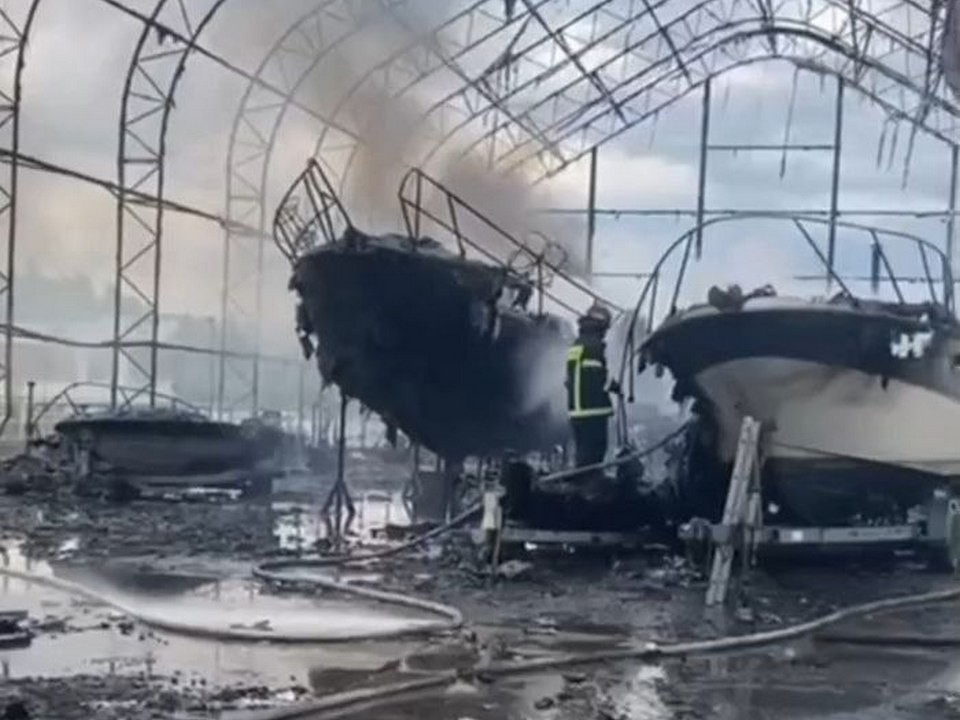 Лодки сгорели в ангаре мытищинского яхт-клуба «Степаньково»
