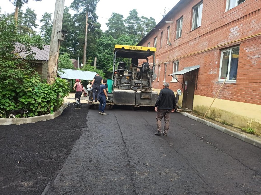 В одиннадцати дворах закончилась укладка асфальта, на очереди еще  шестнадцать | REGIONS.RU / Люберцы