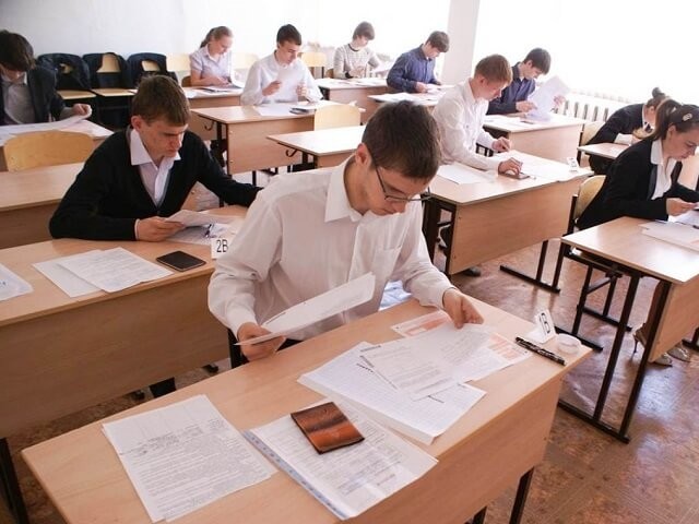Шестнадцать выпускников набрали высокие баллы на ЕГЭ по русскому языку и математике