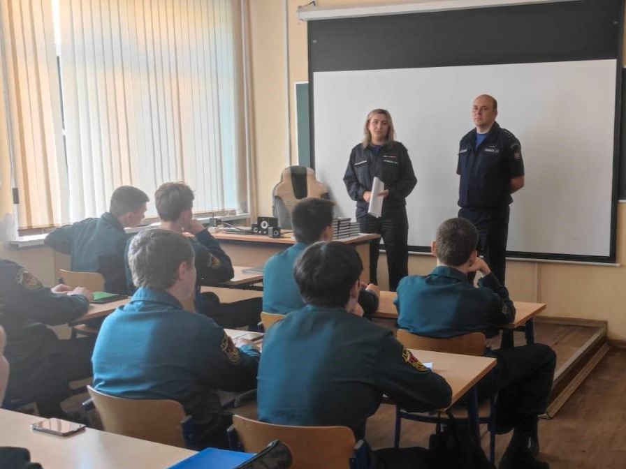 Спасатели рассказали будущим пожарным из Можайского техникума о своей работе