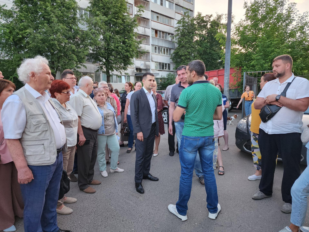 Жители обратились к главе Ленинского округа с просьбой решить вопрос с сужением выезда из 6-го микрорайона