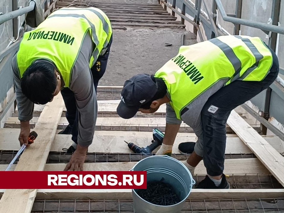 На пешеходном мосту станции МЦД-1 Лобня ремонтируют ступени