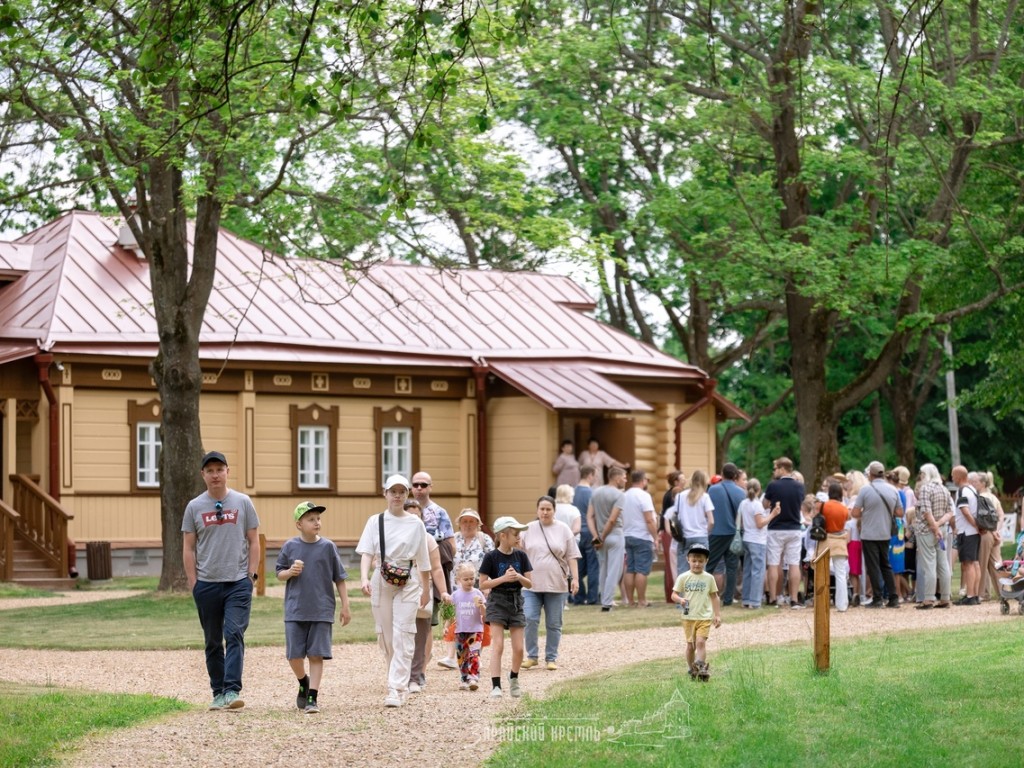 Птицы под липами: на фестивале «Птичьи трели» гостей погрузили в мир природы и творчества Достоевского