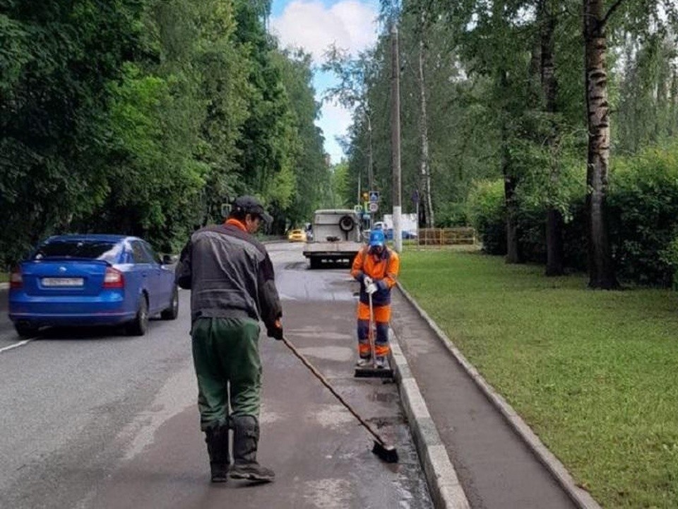 Коммунальщики проводят уборку дорожной сети и откачку воды на улицах города